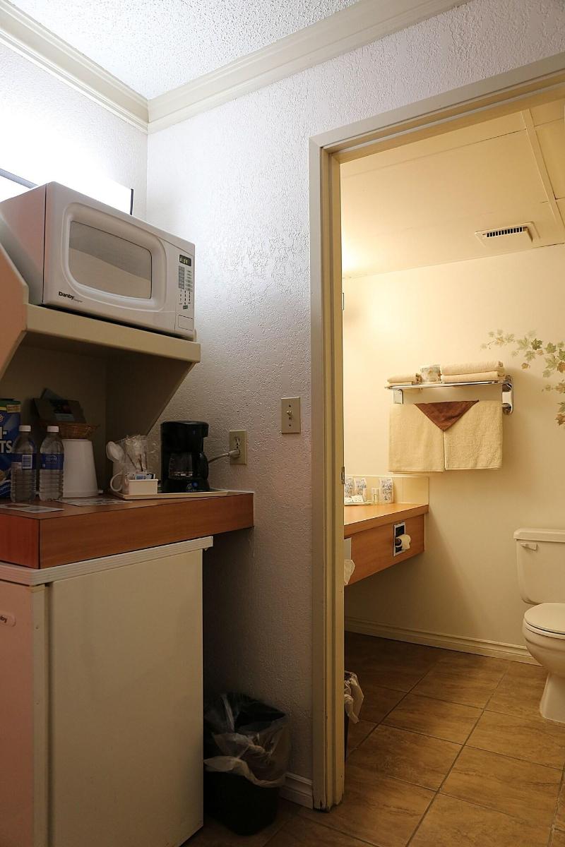 Tamarack Motor Inn image