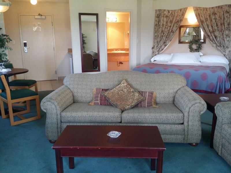 Tamarack Motor Inn image