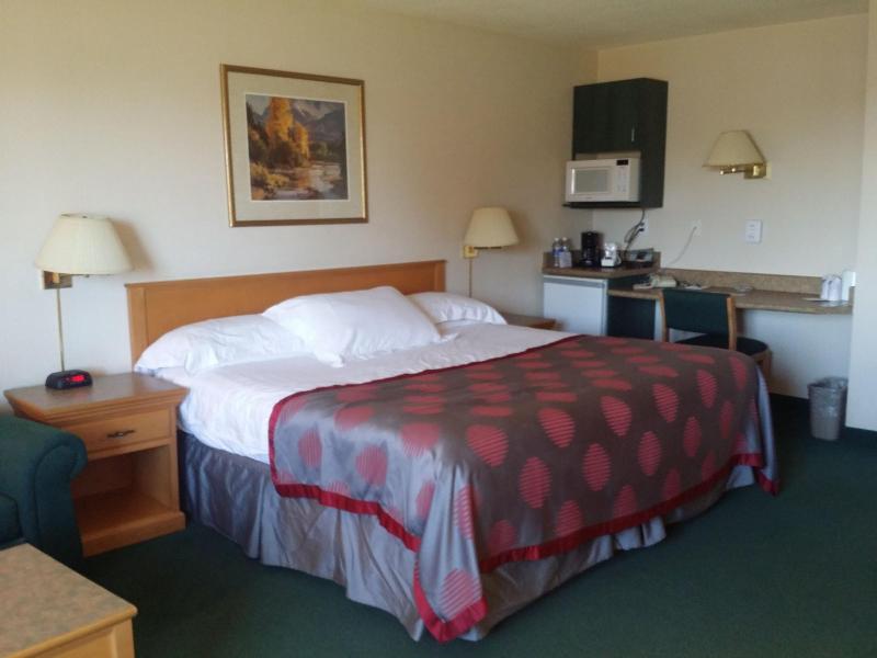 Tamarack Motor Inn image