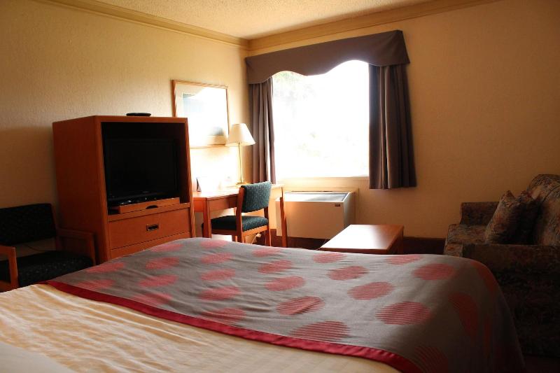 Tamarack Motor Inn image