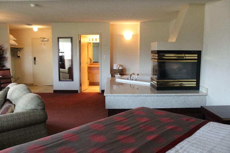 Tamarack Motor Inn image