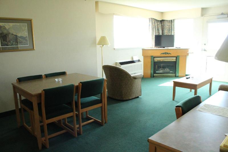 Tamarack Motor Inn image