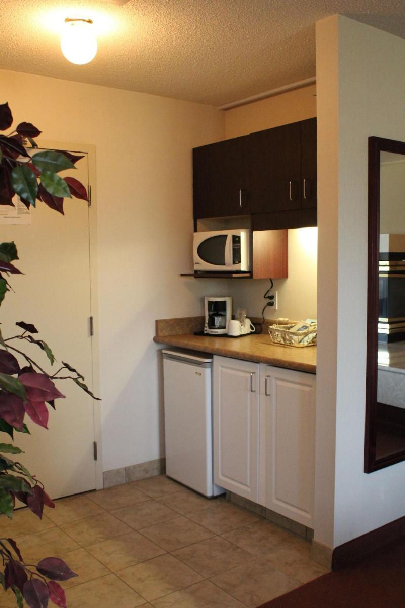 Tamarack Motor Inn image