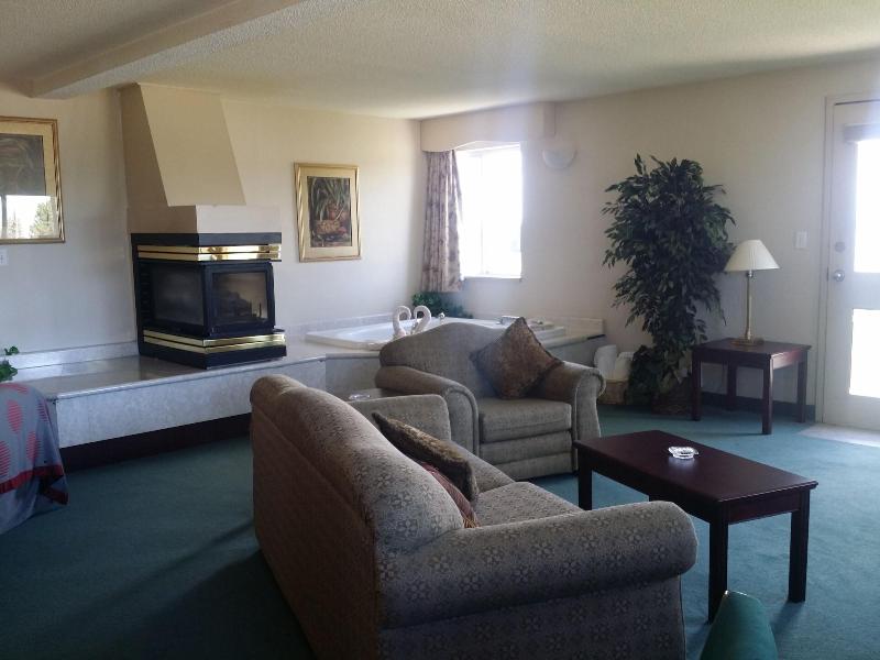 Tamarack Motor Inn image