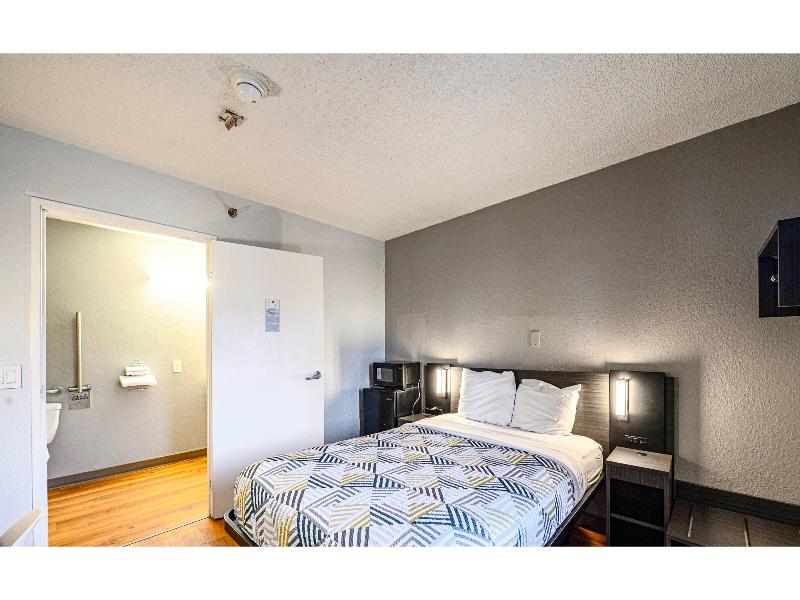 Motel 6 Wethersfield, Ct - Hartford image