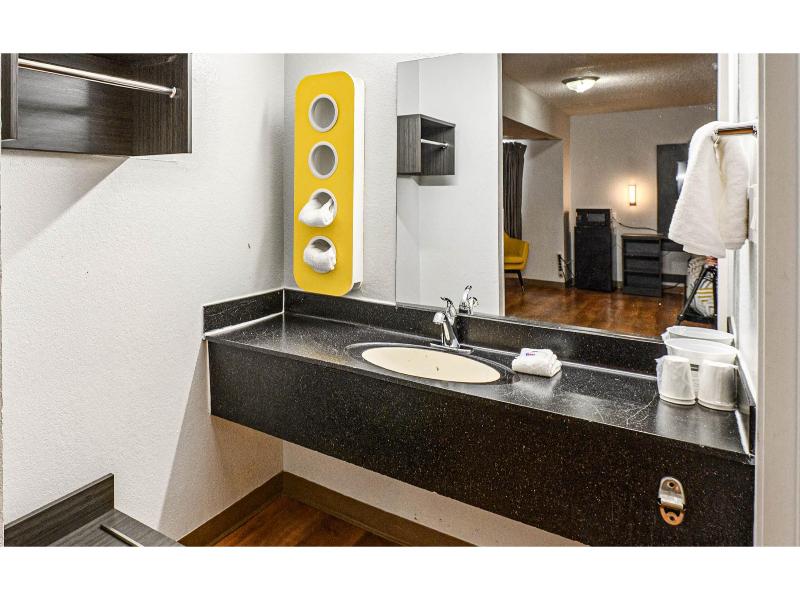 Motel 6 Wethersfield, Ct - Hartford image