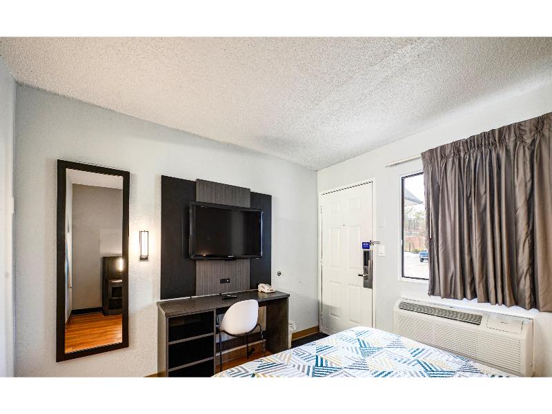 Motel 6 Wethersfield, Ct - Hartford image