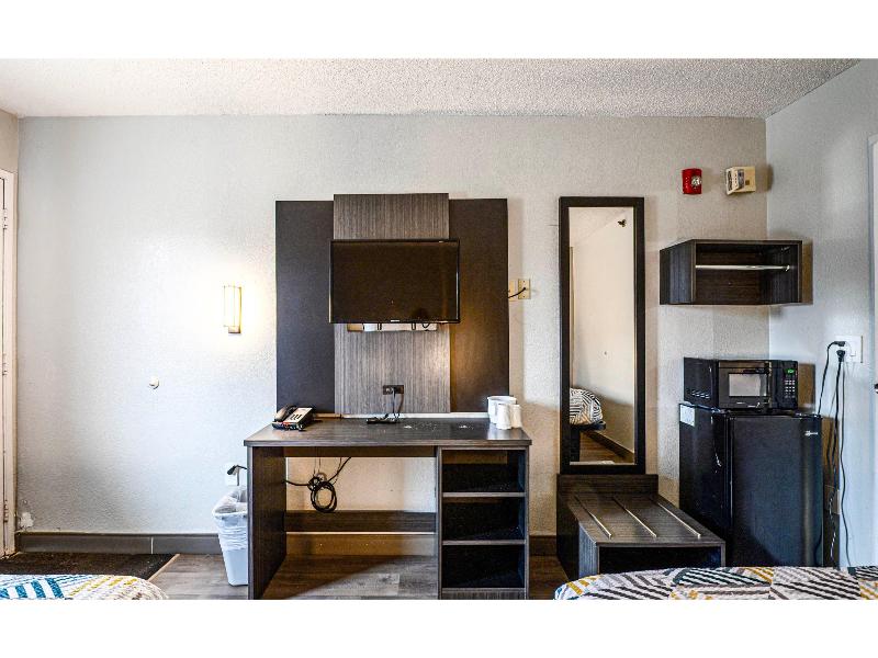 Motel 6 Wethersfield, Ct - Hartford image