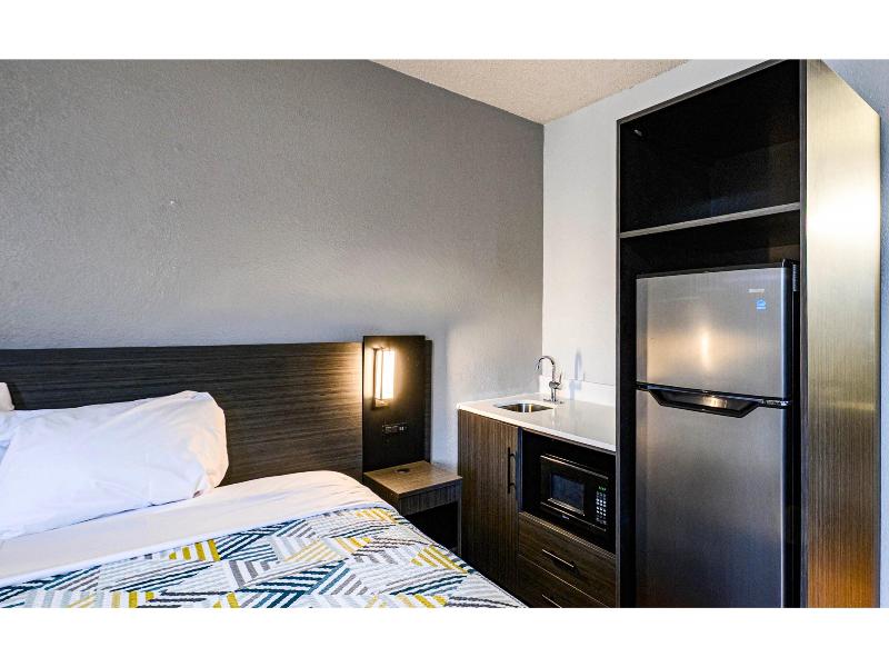 Motel 6 Wethersfield, Ct - Hartford image