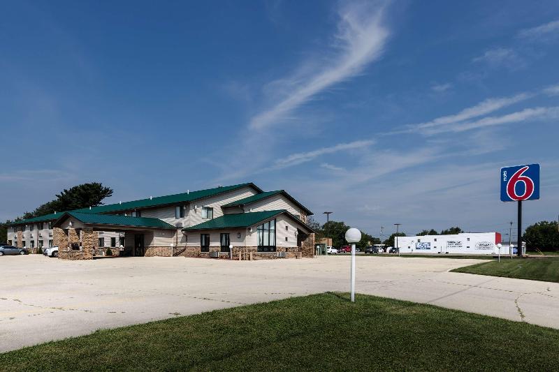 Motel 6 Kewanee image