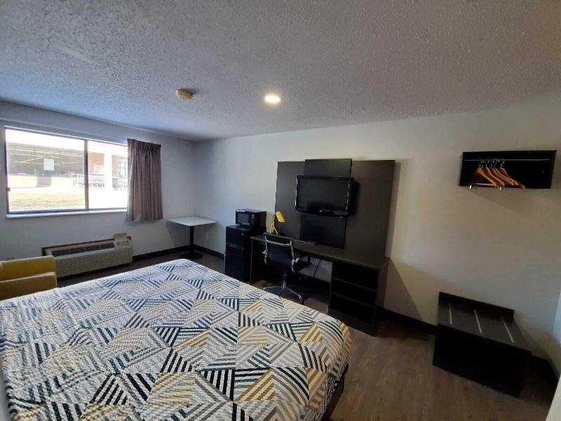 Motel 6 Kewanee image 8