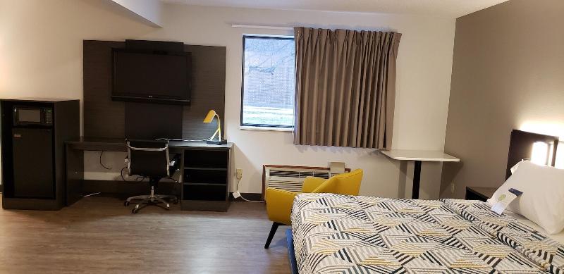 Motel 6 Kewanee image