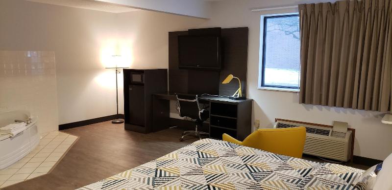 Motel 6 Kewanee image