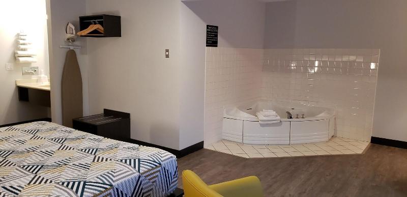 Motel 6 Kewanee image