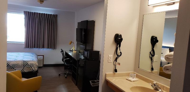 Motel 6 Kewanee image