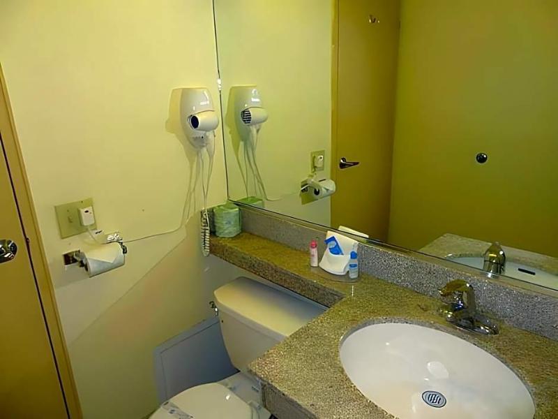 Red Carpet Inn Newark Airport image