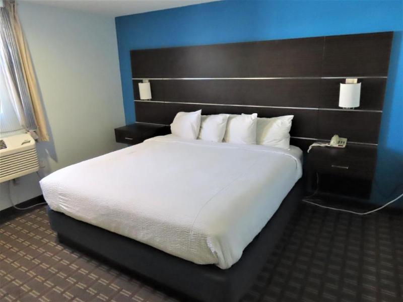 St Charles Hotel Hudson image