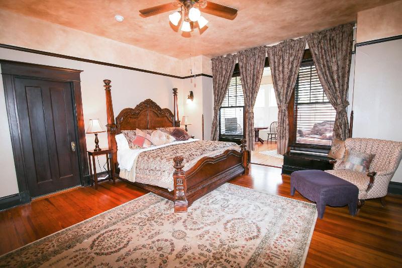 Iron Horse Inn image
