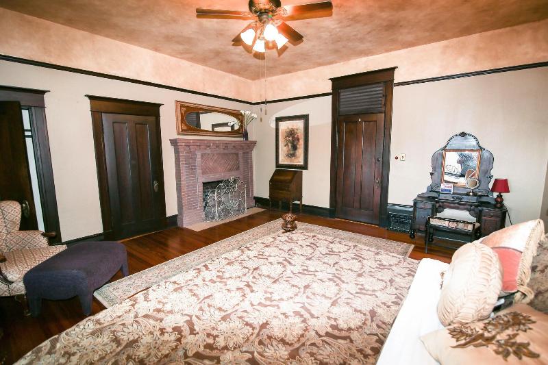 Iron Horse Inn image