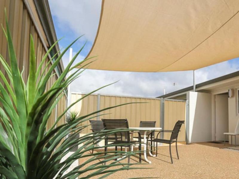 112 Olive Holiday Business Units 2