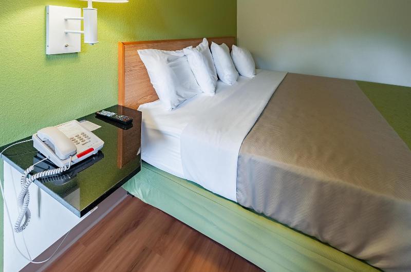 Motel 6 Drums Pa image