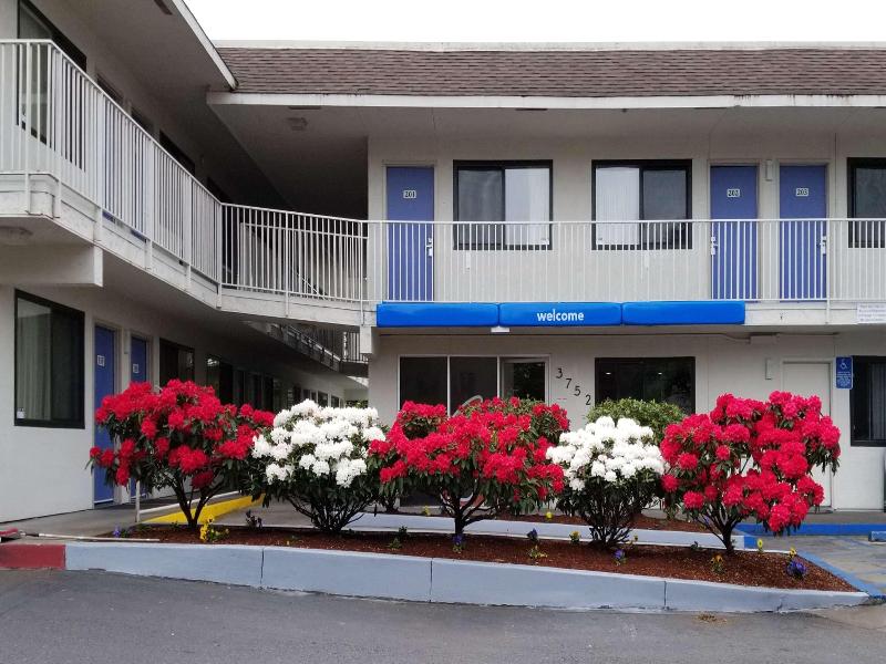 Motel 6 Eugene North Springfield image