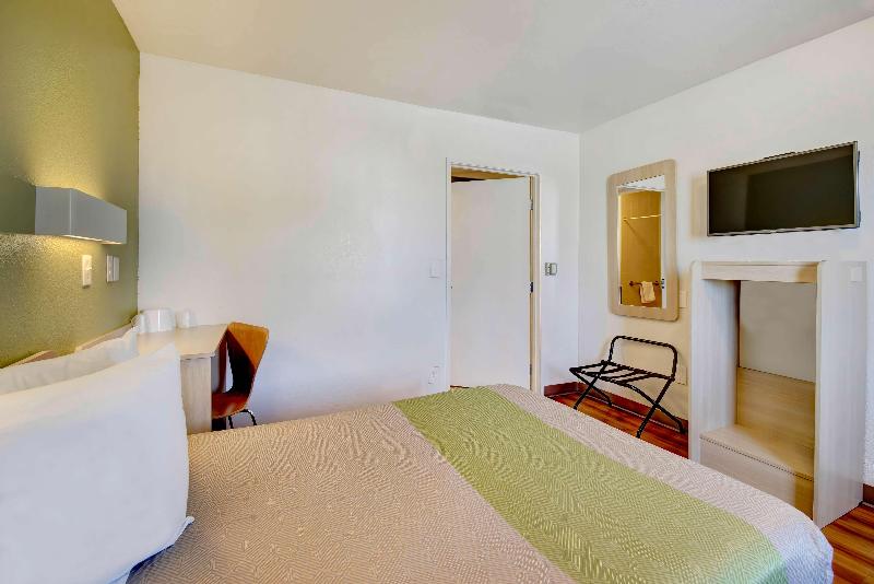 Motel 6 Douglas image