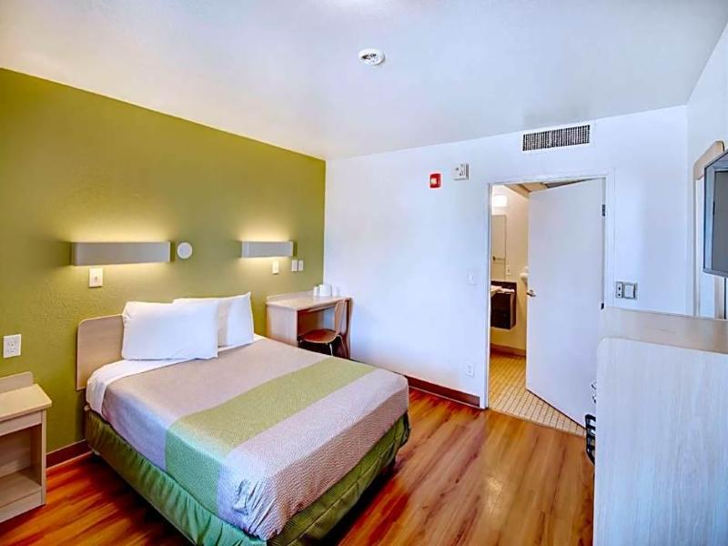 Motel 6 Douglas image