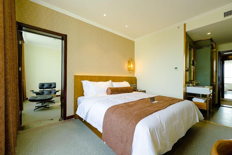 Qingdao James Joyce Hotel image
