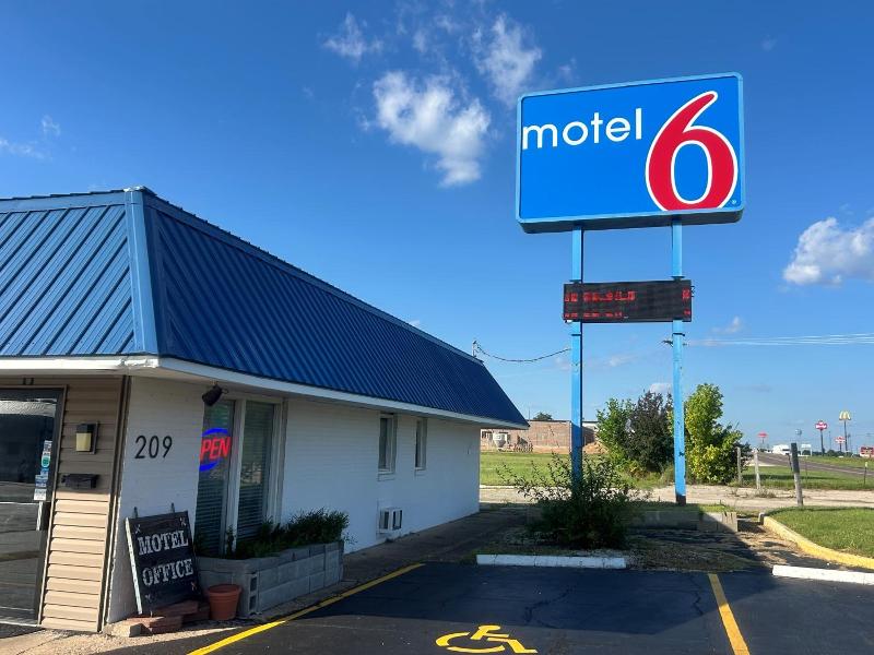 Motel 6 Sullivan Mo image