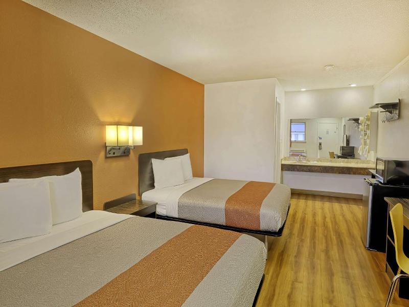 Motel 6 Sullivan Mo image
