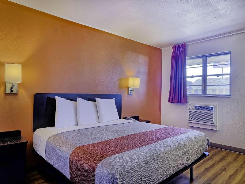 Motel 6 Sullivan Mo image