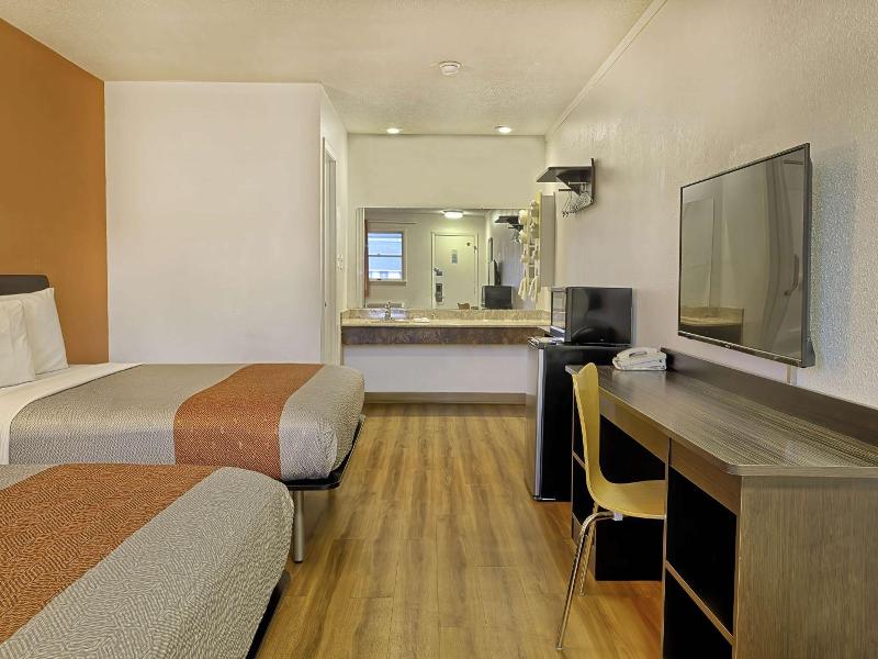Motel 6 Sullivan Mo image