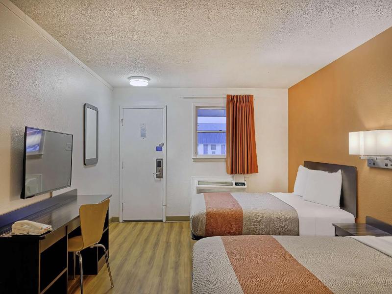 Motel 6 Sullivan Mo image