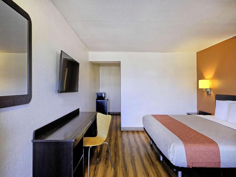 Motel 6 Sullivan Mo image