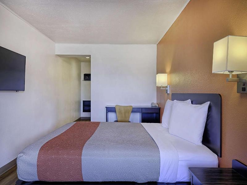 Motel 6 Sullivan Mo image