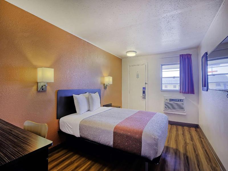 Motel 6 Sullivan Mo image