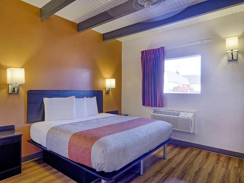Motel 6 Sullivan Mo image