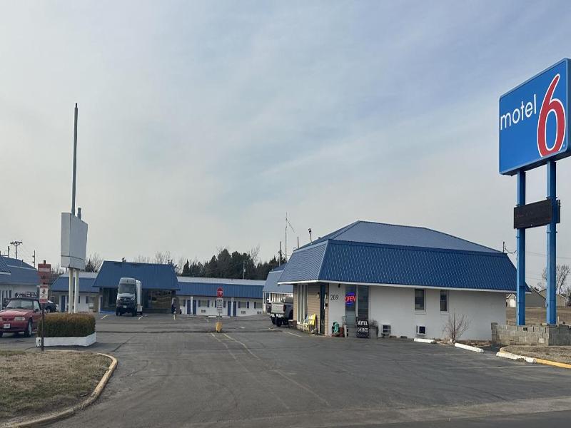 Motel 6 Sullivan Mo image