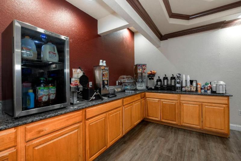 Red Roof Inn & Suites Pensacola - Nas Corry image