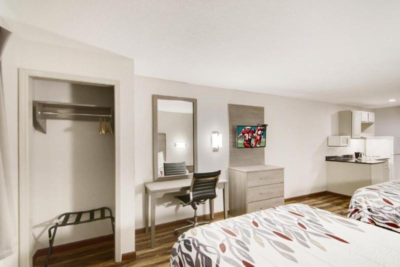 Red Roof Inn & Suites Pensacola - Nas Corry image