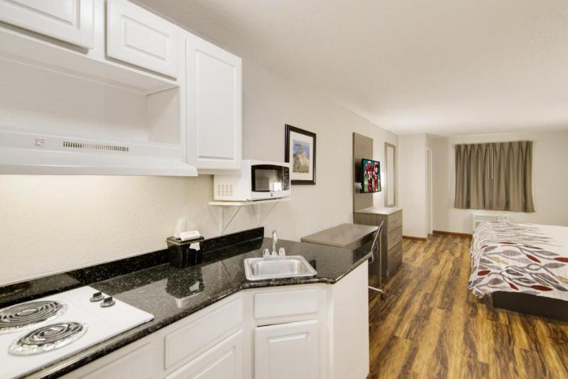 Red Roof Inn & Suites Pensacola - Nas Corry image