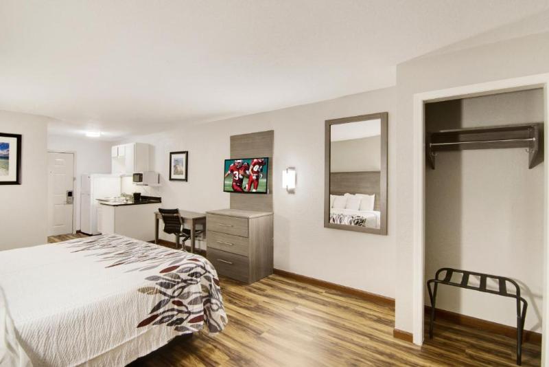 Red Roof Inn & Suites Pensacola - Nas Corry image