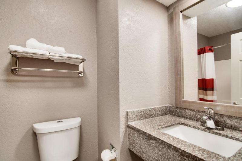 Red Roof Inn & Suites Pensacola - Nas Corry image
