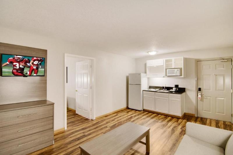 Red Roof Inn & Suites Pensacola - Nas Corry image