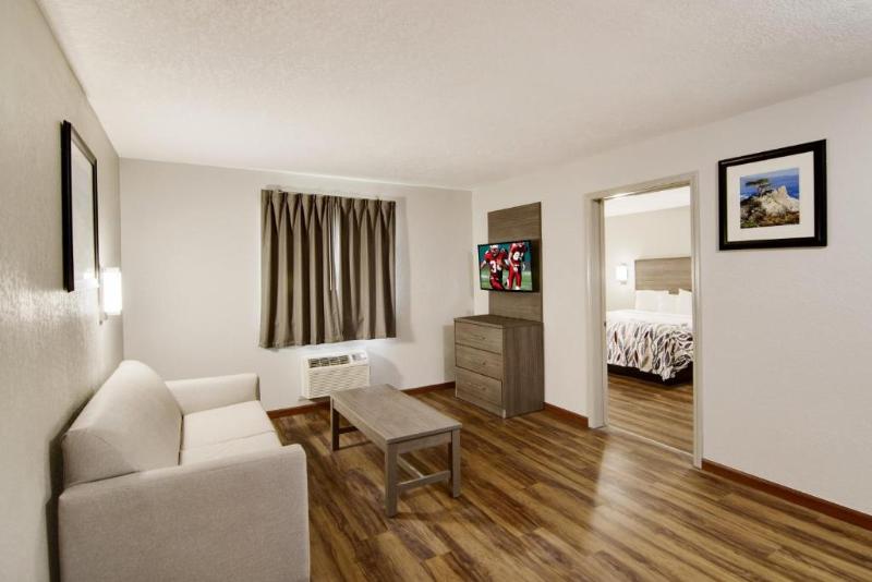 Red Roof Inn & Suites Pensacola - Nas Corry image