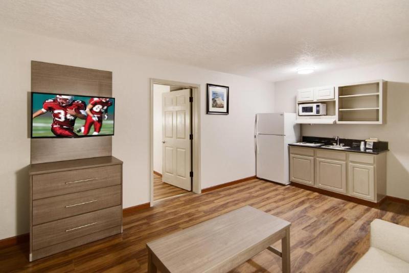 Red Roof Inn & Suites Pensacola - Nas Corry image