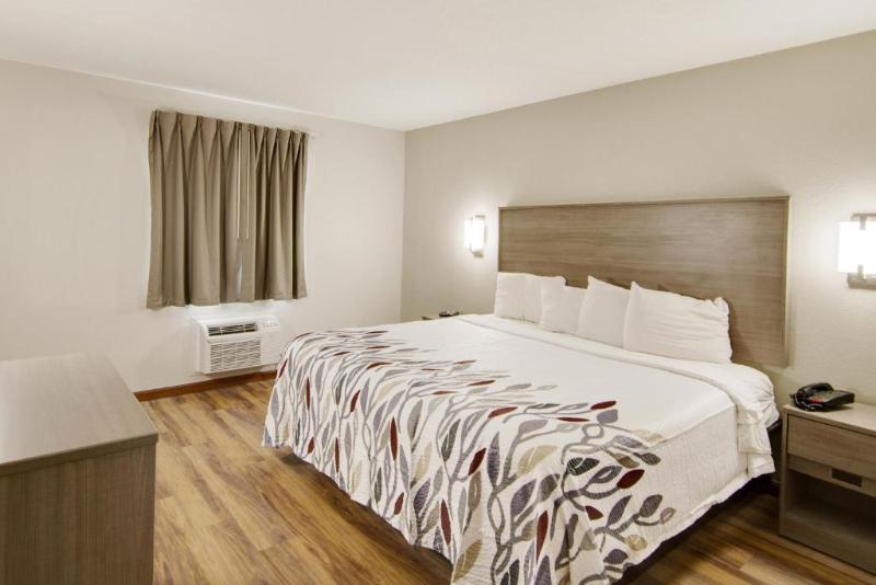 Red Roof Inn & Suites Pensacola - Nas Corry image