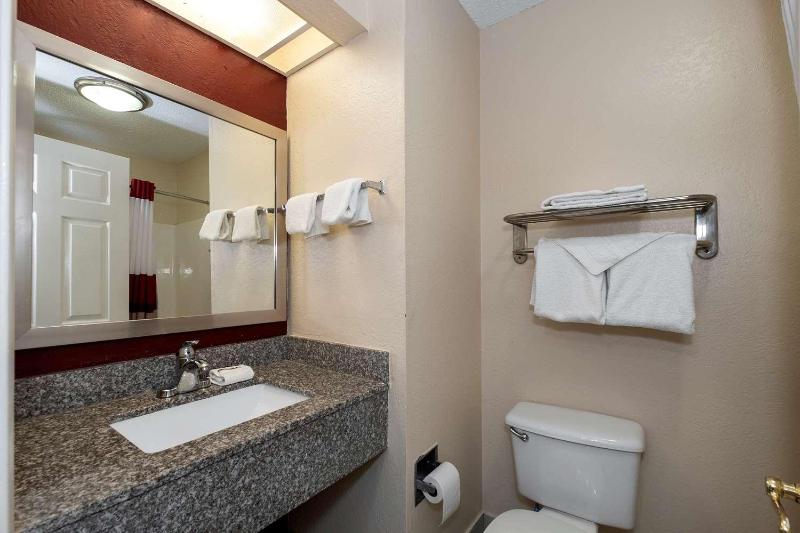 Red Roof Inn & Suites Pensacola - Nas Corry image