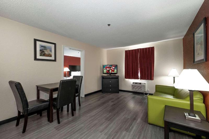 Red Roof Inn & Suites Pensacola - Nas Corry image